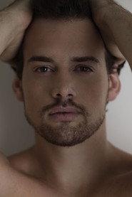 Alexandre Scaquette as Médico in A Luz por um Momento 2011