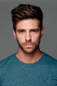 Juan Ignacio di Marco as Julián Dolán in Cosas de amigos 2022