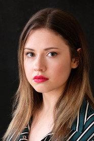 Jennifer Baluchová as Julie in The Pack 2020