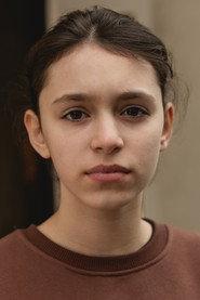 Anna Lucia Gualano as Jule Czipowsi in Keiner schiebt uns weg 2018