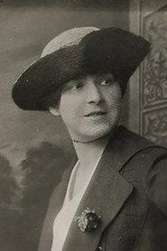Lina Woiwode as Mutter Ebeseder in Suburban Cabaret 1935