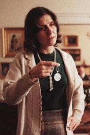 Karin Flensborg as Examiner in arts and crafts in Pain of Love 1992