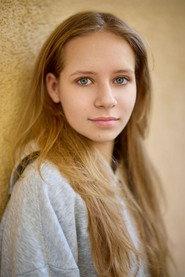 Anna Wittowsky as Sarah in Paule und das Krippenspiel 2020