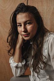 Rebecca Rautmann as Luisa in O que Sobrou de Mim