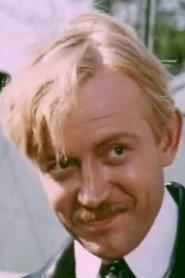 Yuriy Mochalov as Zelentsov in Right to Choose 1984