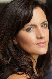 Lisa Zahra as Erin in Isla 2022