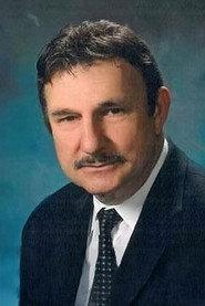 Carl Idzinski as Detective Elmore Fisk in Clues 2025