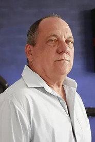 José Augusto Loureiro as Passageiro 2 in +1 Brasileiro 2016