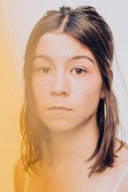 Garance Kim as Une fille à la gare in Grand Paris 2023