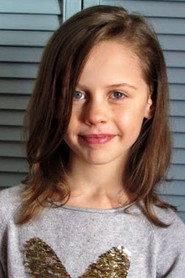 Stella Fenouillet as Zoé in A Bun in the Oven 2016