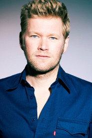 Arent-Jan Linde as Theo in Lang zal ze leven 2011