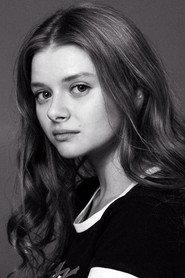 Alyssa Lozovskaya as Sarah in La Desgracia de Ron Hopper 2020