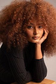 Claudia Macedo as Sara in Da sua, Maria 2025
