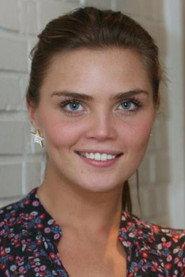Kim Feenstra as Naomi in Men in the City 2013