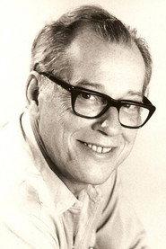 Mário Brasini as Comissário in Before, the Summer 1968