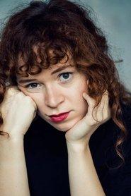 Clara Bretheau as Adèle in Forever Young 2022