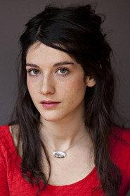 Clara Bonnet as Emma in Un loft au paradis 2017