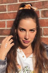 Ferzan Hekimoğlu as Burcu in Delisin! Delisin! 2014