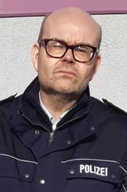 Oliver Unkel as Police Officer Stender in AVAV 2026