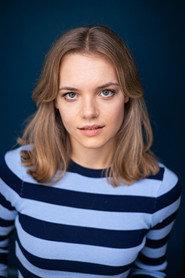 Alina Peters as Geburtstagskind in Pool Party 2023