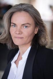 Véronique Royer as La professeure in En fumée 2018