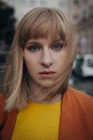 Claudia Artner as Elfriede in Die Rote Fini 2023