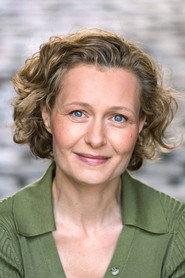 Emese Fáy as Frau Tomasek in Blind ermittelt: Tod im Weinberg 2023