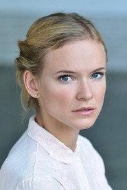 Magdalena Steinlein as Nora in Walls 2015
