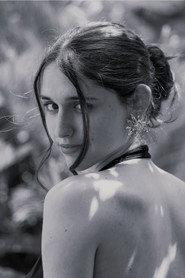 Sofía H. Delgado as Policière in Les Chouffes 2025