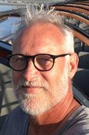 Frank Lundsgaard Gundersen as Far in Welcome to Paradise 2015