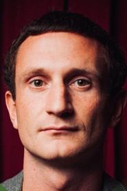Gustav Halfdan Berg as Medvirkende i intro in Oliver Stanescu: Mit Show Jo! 2025