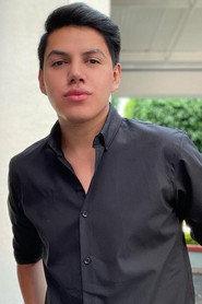 Luis Ávila as Roberto Virona in Lindos Angelitos 2010