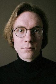 Kyle Odefey as George in A Birth in Kalmar 2024