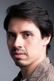Luis Mures as Cato in Hasta la Piel 2024