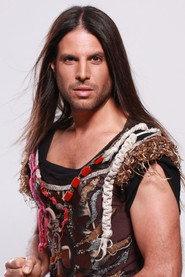 Roy Oz as רוי בוי in Geshem Shel Sufganiot The Musical 2023