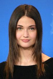 Viviana Aprea as Letizia in Piranhas 2019