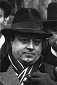 Roger Toziny as le patron in Chic 1930