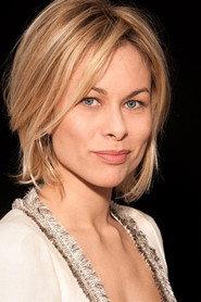 Caroline Burgues as Eva in À gauche en sortant de l'ascenseur 2015