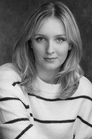 Daisy Dole as Dee in The Lone Wanderer 2025