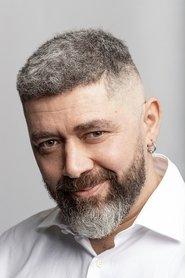 Daniel Currás as Carlos in Sen Alma 2024