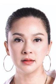 Kathaleeya McIntosh as Ms. Nongnuch in The Con-Heartist 2020
