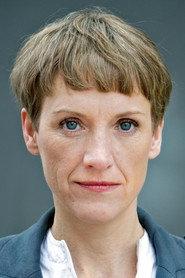 Theresa Berlage as Frau Schiller in Gieselmann 2021