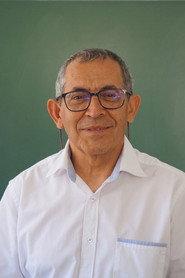 Rafael Pascual as Profesor in VA PER TU 2024