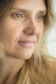 Anahí Hoeneisen as Elena in Esas no son penas 2005