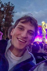Leo Hanke as Rechte Schulter in A Day in the Life of a Boy 2026