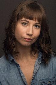 Anastasia Olowin as Suzanne in Tourists 2015