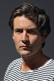 Elmano Sancho as Le producteur in Never Ever 2016
