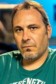 Sebastián Díaz as Voz en off in Alsina's Trench 2017