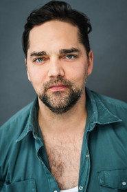 Shane Leydon as Dave in Un homme libre 2026