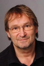 György Cserhalmi as Pócs Gábor in Just Drop Dead! 2016